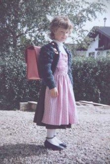 Mariella Feichtinger an ihrem ersten Schultag im Dirndl