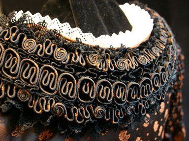 Der Schalk ist ein hochfestliches Trachtengewand der verheirateten Frau und auch Hochzeitsgewand der Bäuerinnen. Der Schalkjanker ist das Oberteil und wird in aufwendiger Handarbeit hergestellt.