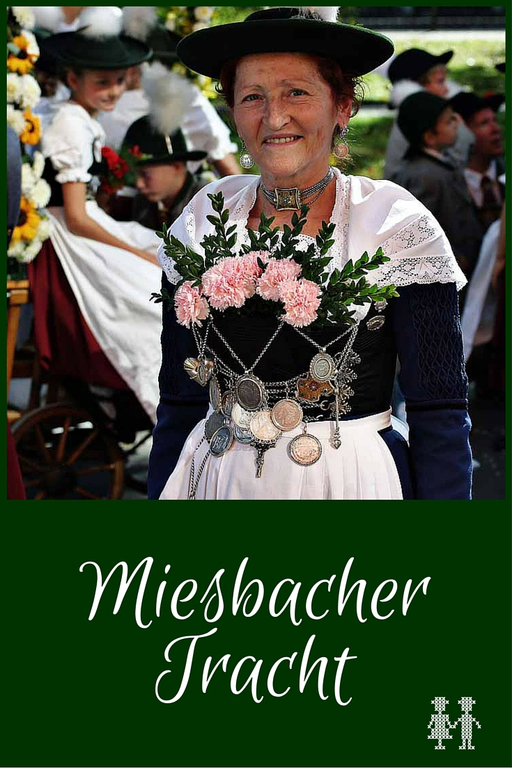 Die Miesbacher Tracht gehört zu den bekanntesten Trachten in Bayern. Je nach Anlass gibt es unterschiedliche Tragevarianten.