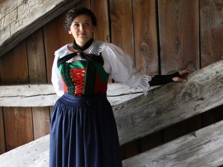 Tatzeln sind Armstulpen, die Teil vieler Tiroler Frauentrachten sind.