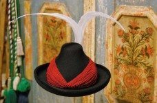 Meraner Hut mit roter Kordel