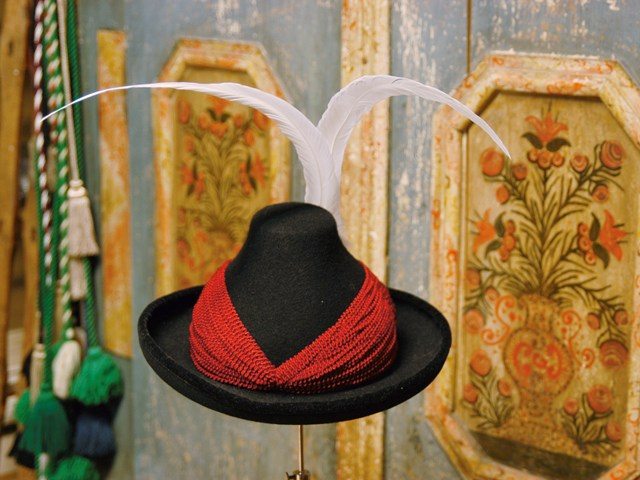 Meraner Hut mit roter Kordel