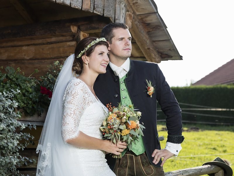 Brautpaar Trachtenhochzeit mit rustikalem Chic