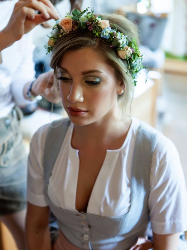 Getting Ready Braut mit Haarkranz